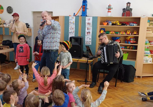 Dzieci występują na scenie