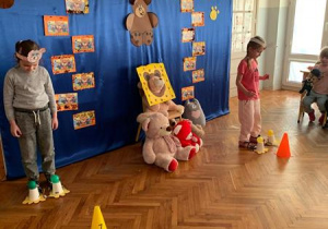 Dziewczynki biorą udział w konkursie