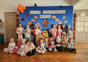 Dzieci z grupy Myśliciele pozują do zdjęcia