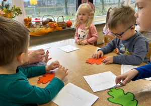 Dzieci wykonują jesienne prace