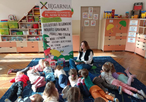 Pani dyrektor czyta dzieciom książkę