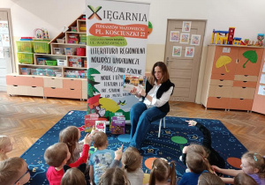Dzieci oglądają ilustracje w książce