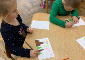 Dzieci wykonują prace plastyczną