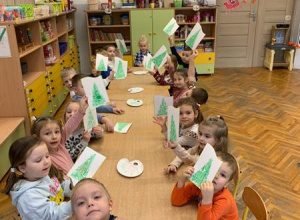 Grupa Tropicieli przygotowuje świąteczne dekoracje