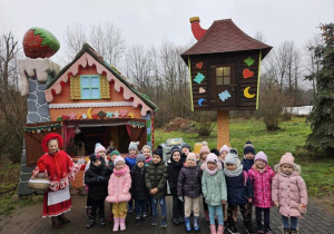 Grupa Myślicieli zwiedzająca krainę baśni.