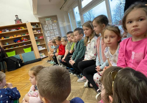 Dzieci podczas przedstawienia
