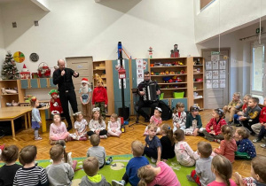 Dzieci występujące na koncercie