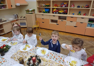 Odkrywcy podczas obiadu bożonarodzeniowego
