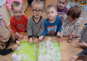 Zabawy ze śniegiem w grupie Odkrywców