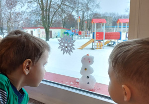 Śniegowy przyjaciel za oknem