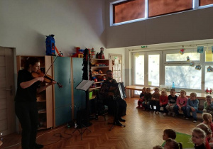 Artyści grają na instrumentach