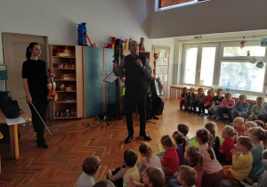 Pan Maciej opowiada dzieciom o temacie spotkania