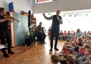 Pan Maciej śpiewa