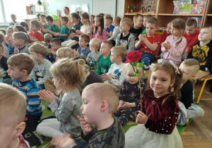 Dzieci oglądają występ