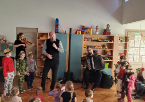 Dzieci występują na scenie