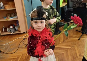 Dziewczynka pozuje do zdjęcia