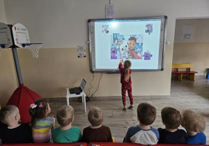 Dzieci układają puzzle na tablicy interaktywnej
