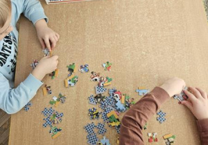 Dzieci układają puzzle