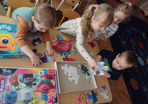 Dzieci podczas układania puzzli