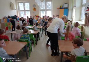 Dzieci z Tęczowej Akademii w trakcie przedstawienia dla przedszkolaków