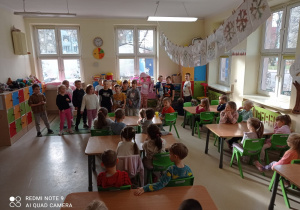 Dzieci z Tęczowej Akademii prezentują swoje umiejętności przed przedszkolakami