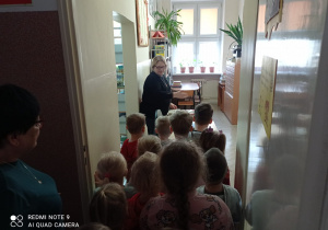 Przedszkolaki w trakcie wizyty w bibliotece