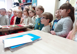 Przedszkolaki z uwagą słuchają pani bibliotekarki
