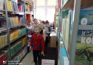 Przedszkolaki z zainteresowaniem zwiedzają szkolną bibliotekę