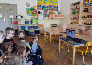 Przedszkolaki oglądają film edukacyjny o ptakach