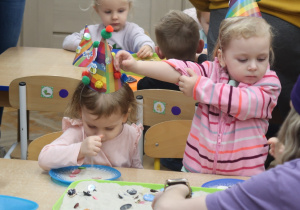 Dzieci w trakcie zabaw sensorycznych