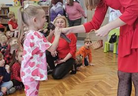 Dziewczynka odpowiada na pytanie
