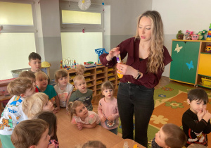 Nauczycielka przygotowuje doświadczenie