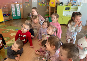 Dzieci obserwują przebieg eksperymentu