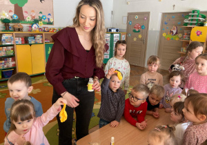 Nauczycielka z wychowankami w trakcie doświadczenia