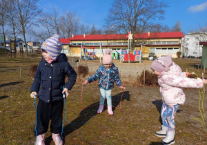 Dziewczynki skaczą na skakance