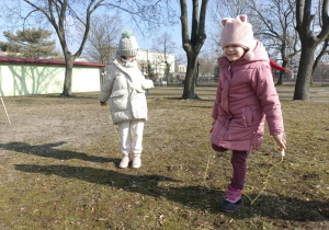 Dziewczynki skaczą na skakankach