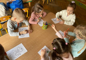 Kolorowanie kolorowanek z dinozaurami