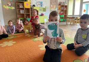 Zabawy na dywanie "Minki jak dinozaury"