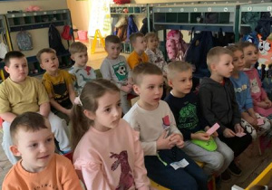 Dzieci oglądają bajkę