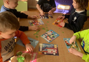 Dzieci układają obrazki z figur geometrycznych