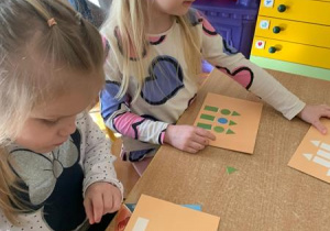 Dzieci układają wzory z figur geometrycznych
