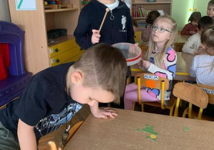 Dziewczynka liczy używając bębenka