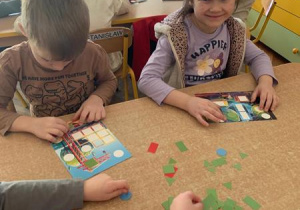 Dzieci układają obrazki z figur geometrycznych