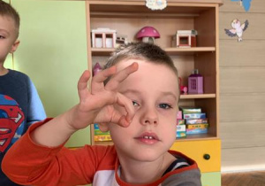 Dzieci układają figury geometryczne