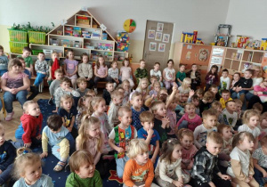 Dzieci oglądają występ