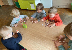 Poszukiwacze podczas pracy plastycznej