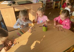 Poszukiwacze przygotowują pieki z papieru