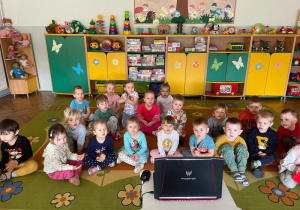 Dzieci oglądają ciekawostki o psach