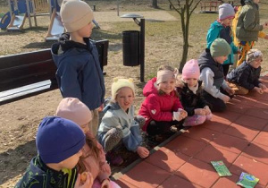 Dzieci czekają na cebulki