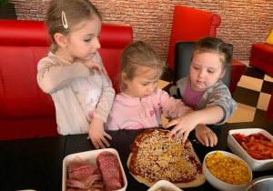 Dzieci komponują pizzę